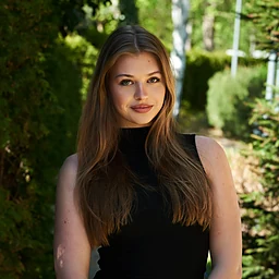 Gabriela LisProfile Picture